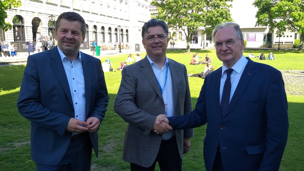 Sachsen-Anhalts Ministerpräsident Reiner Haseloff (CDU) (rechts) hat am Dienstag den Bau einer neuen Fabrik des US-Chipherstellers Intel im irischen Leixlip besichtigt.