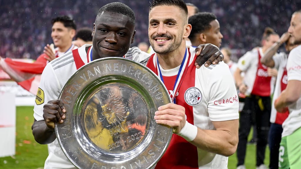 Brian Brobbey (l.) und Dusan Tadic feiern die Meisterschaft in der niederländischen Eredivisie.