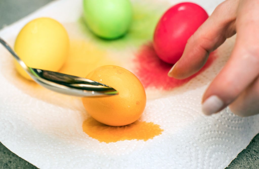 Ist die Schale von selbstgefärbten Eiern intakt und wurden sie nach dem Kochen nicht abgeschreckt, halten sie vier Wochen und sogar noch länger.