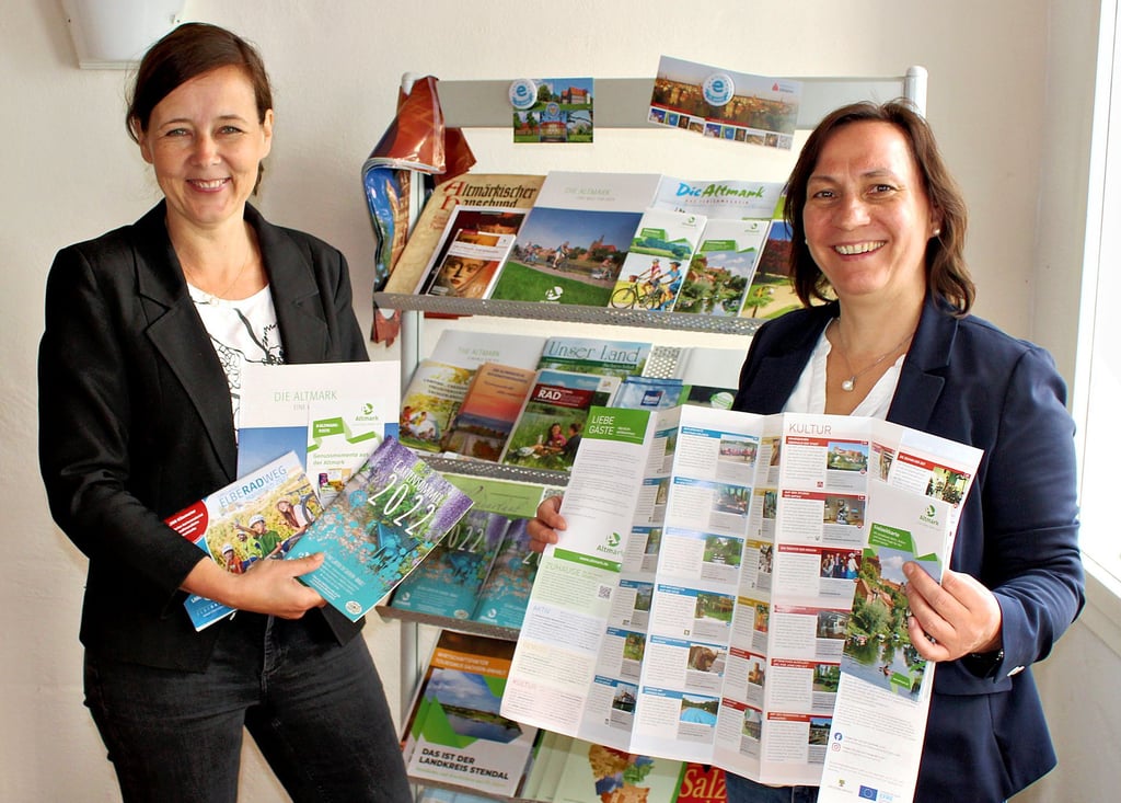 ART-Geschäftsführerin Carla Reckling-Kurz (links) und Tourismusmanagerin Ramona Wolf haben in der Geschäftsstelle in Tangermünde zahlreiches Werbematerial für die Altmark vorrätig.
