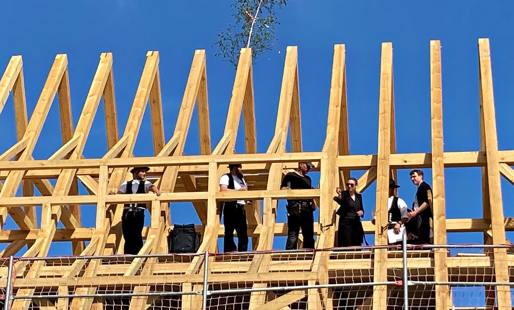 Zum Richtfest an der Schwemme wurde traditionell der letzte Nagel eingeschlagen. Nun geht es unter anderem daran, das Dach zu decken.