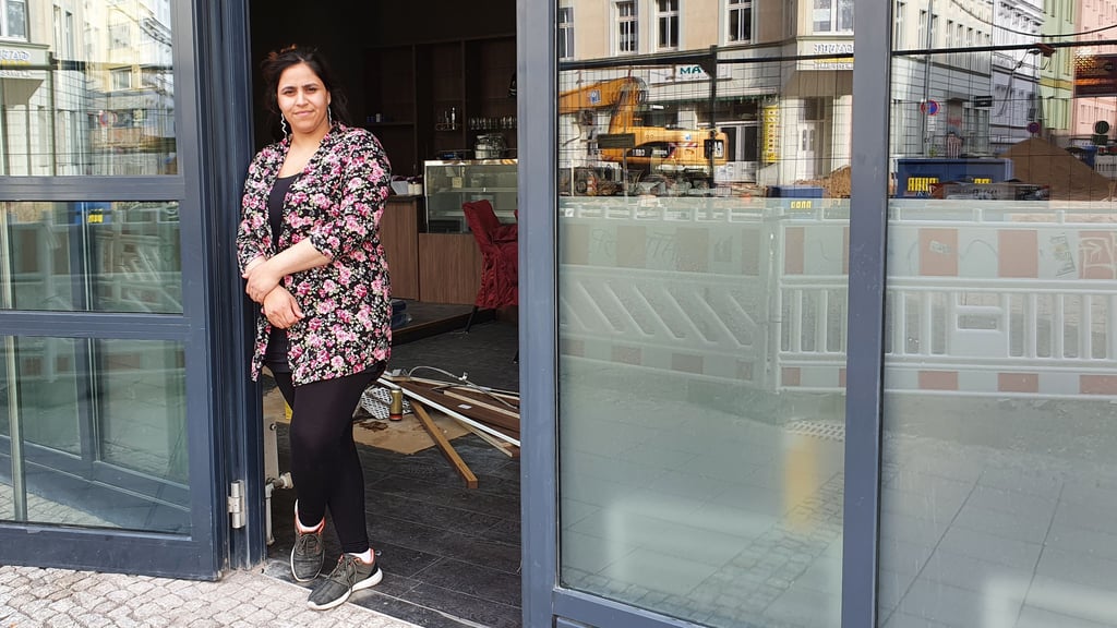 Im Fenster spiegelt sich der Bagger - im Laden herrscht noch etwas Chaos: Kubara Suleiman eröffnet im Mai an der Tunnelbaustelle in Magdeburg ihr erstes Café.