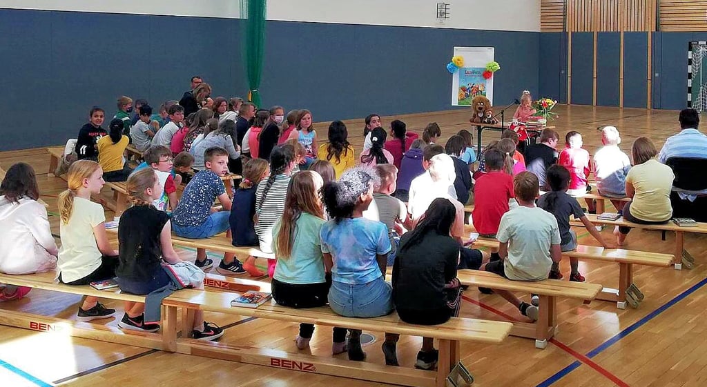 Schweinitzer Grundschüler lauschen in der Sporthalle den Geschichten, die ihre Mitschüler für den Wettbewerb ausgewählt haben.