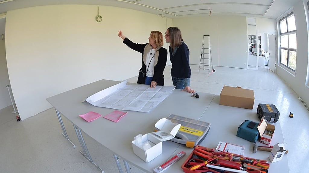Die Räume der Neo Rauch Stiftung in Aschersleben werden für die neue Schau vorbereitet. Christiane Wisniewski und Silvia Käther im Gespräch.