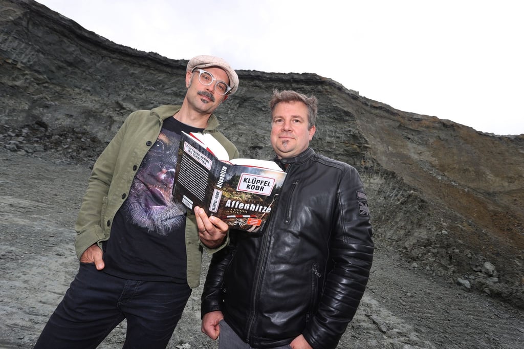 Volker Klüpfel (l) und Michael Kobr präsentieren ihren neuen Krimi in der Tongrube „Hammerschmiede“.