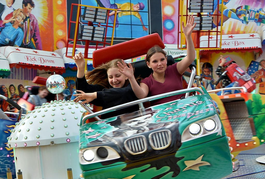 Berg- und Talbahn in Osterburg zum Spargelfest. Die jugendlichen Altmärker zog es magisch zu den Fahrgeschäften.