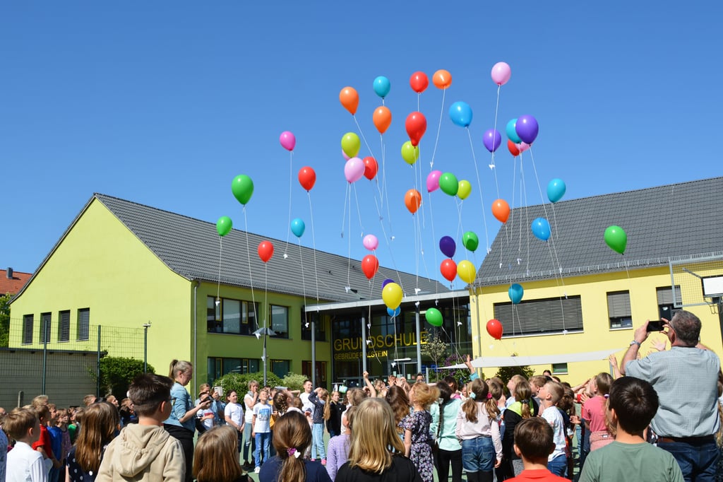 Am Europatag ließen die Schüler Friedenstauben-Luftballons in den Himmel steigen.