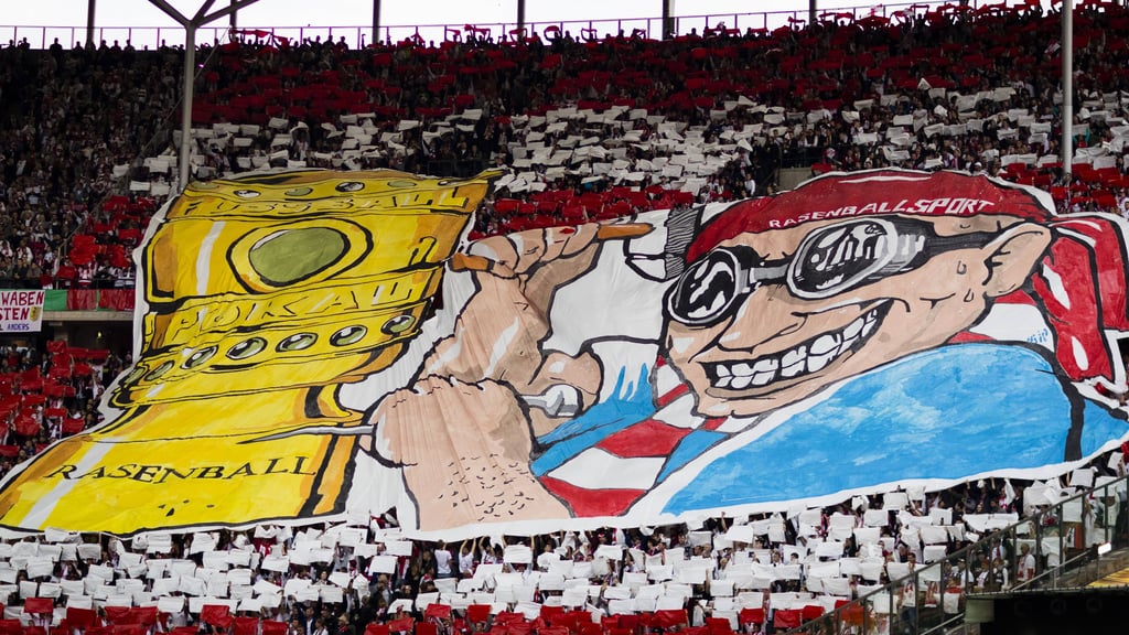 Wird RB Leipzig diesmal eingraviert? Choreo der RB-Fans beim DFB-Pokalfinale 2019.