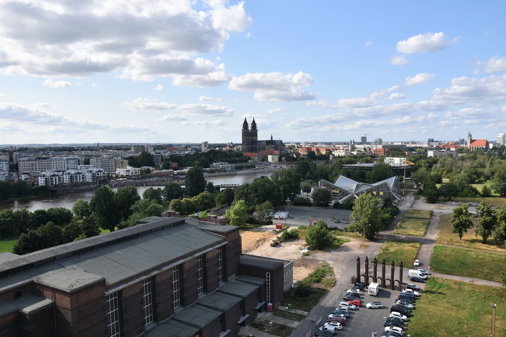 Blick auf Stadthalle, Hyparschale und Dom in Magdeburg. Sachsen-Anhalts Landeshauptstadt hat - wie wenige andere Städte - zahlreiche Umbrüche hinter sich. Ein Argument das für die Bewerbung Stadt an der Elbe um das geplante "Zukunftszentrum" des Bundes spricht.