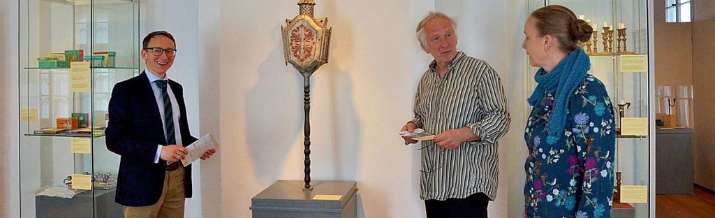 Große Vorfreude bei Amtsleiter Dr. Hofmann, Museumsleiter Kalmbach und Archäologin Dr. Gräf (von links nach rechts).