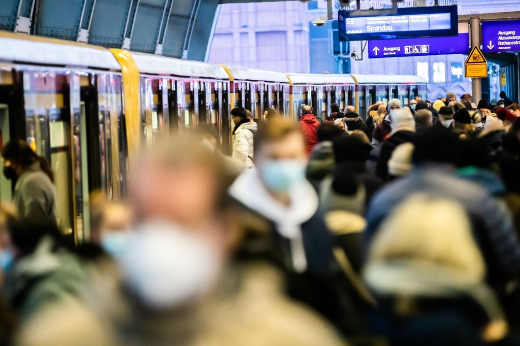 Bundesverkehrsminister Wissung sieht „Anpassungsbedarf für die Maskenpflicht in Bussen und Bahnen“.