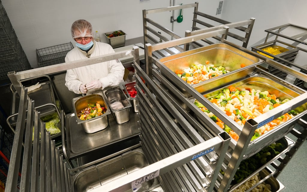 Die UKH Service GmbH versorgt täglich über 1.600 Patienten mit drei Mahlzeiten. Doch bekommen die Patienten wirklich frisches und gesundes Essen?