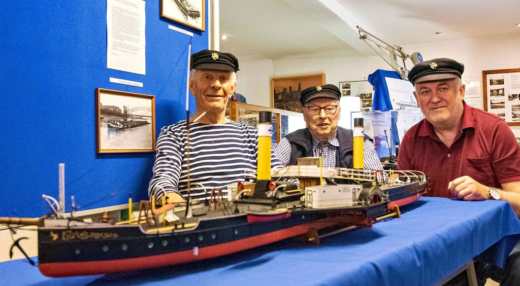 Hans Friedrich, Dieter Herrmann und Lutz Wiesel (v.l.n.r.) vom Schifferverein Roßlau mit dem Modell der "Preussen" von 1908 als Schmuckstück der neuen Sonderausstellung.
