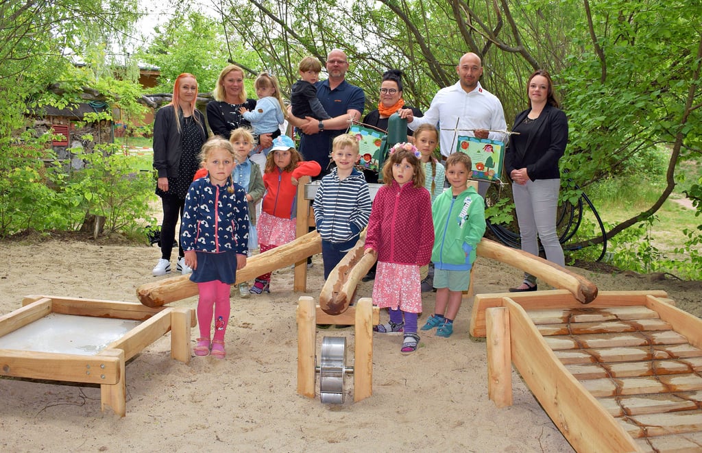 Der Förderverein des Waldkindergartens um die Vorsitzende Beatrice Willert ermöglichte die Anschaffung einer neuen Matschanlage. Herzlich bedankte sich Kita-Leitern Miriam von Saleski bei allen Beteiligten für ihr Engagement. Als Sponsoren unterstützten Hendrik Buhr (Ostbau), Nicole Schimansky von der Volksbank Jerichower Land sowie Marco Constabel und Sandra Pätzold (v.l.) von der Weinor GmbH das Vorhaben.