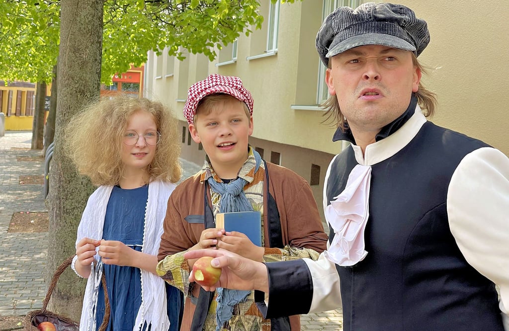 Neugierig, aufgeweckt und geschichtsinteressiert: Johanna als Magdmädchen Ursel und Bertram als Bauernjunge Bertram sind als Junge Stadtführer in Bad Salzelmen unterwegs. Jeff Lammel hat das Projekt initiiert.