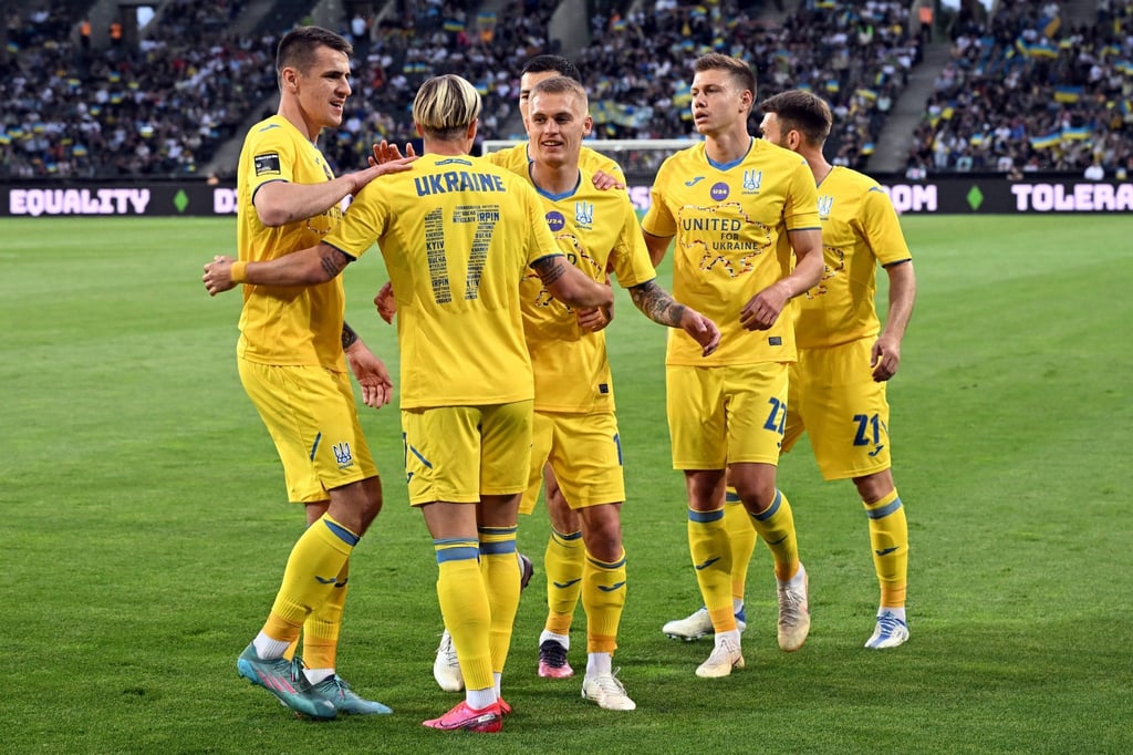 Die ukrainischen Spieler feiern das 1:0 gegen Borussia Mönchengladbach.