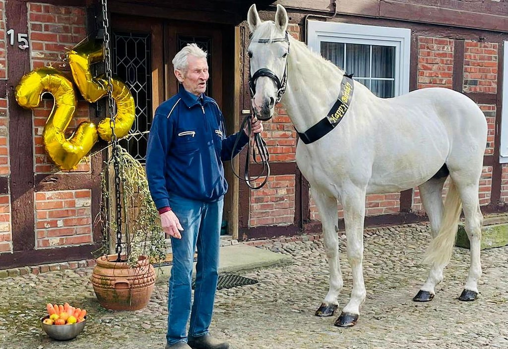 Grüße aus dem Ruhestand: Dieter Mäkelburg aus Beuster und sein Premiumhengst Kaiserwind.