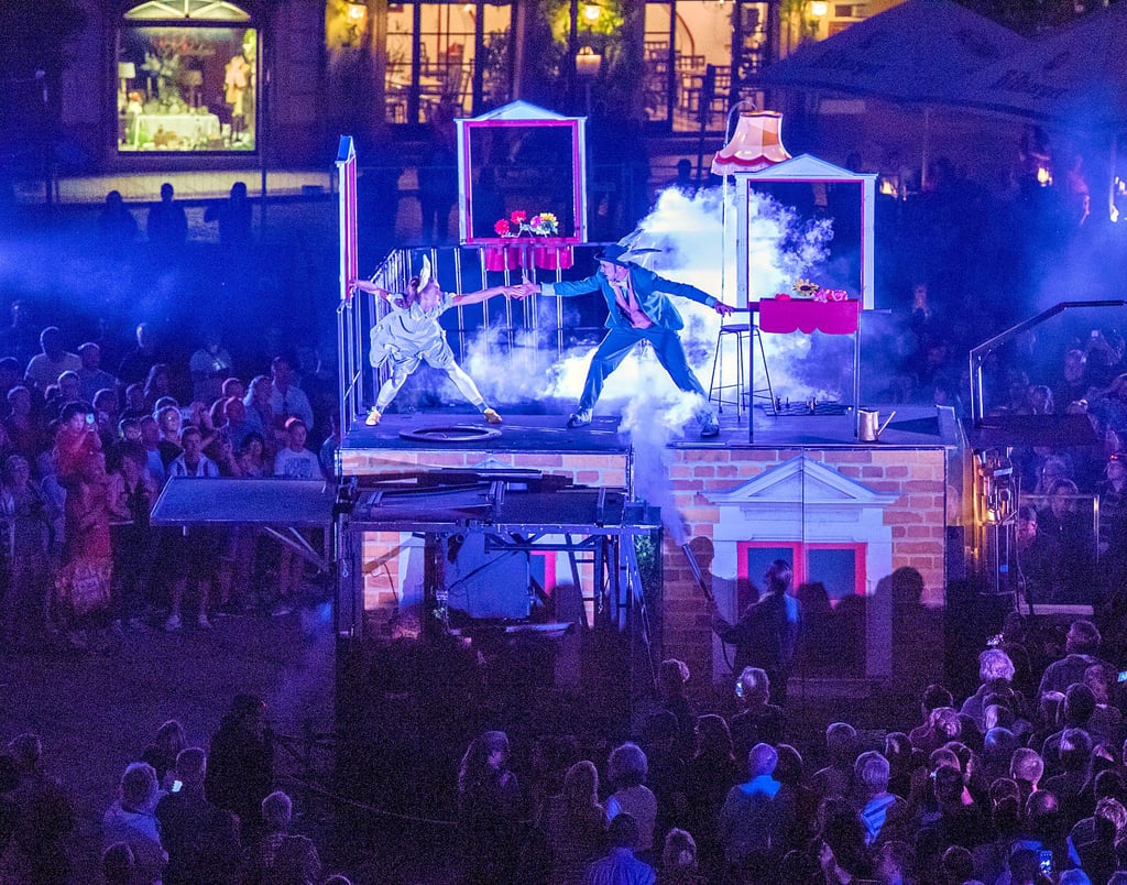 Vier Jahre ist es her: „Alice on the Run“ (Foto) als Hauptact der Straßentheatertage Naumburg 2018. Nach einer coronabedingten Pause 2020 ist das Festival nun zurück. Zu sehen sein wird 2022 auf dem Markt ein Schattentheater.