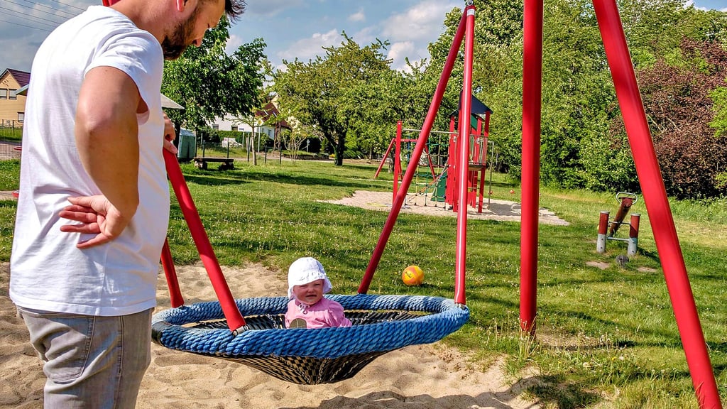 Nachdem der Spielplatz in Buro 2018 gesperrt worden war, konnten die Jungen und Mädchen aus der Ortschaft ihr komplett neu gestaltetes Refugium schon ein Jahr später wieder in Beschlag nehmen. 