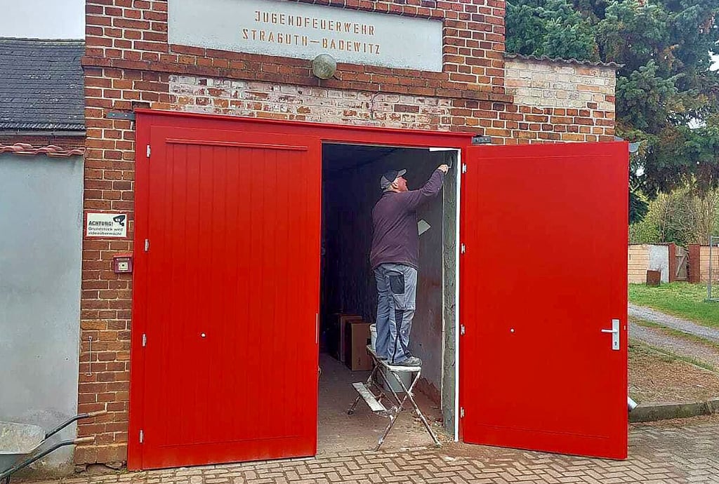 Gerald Bartsch half bei den Arbeiten am Straguther Feuerwehrgerätehaus.