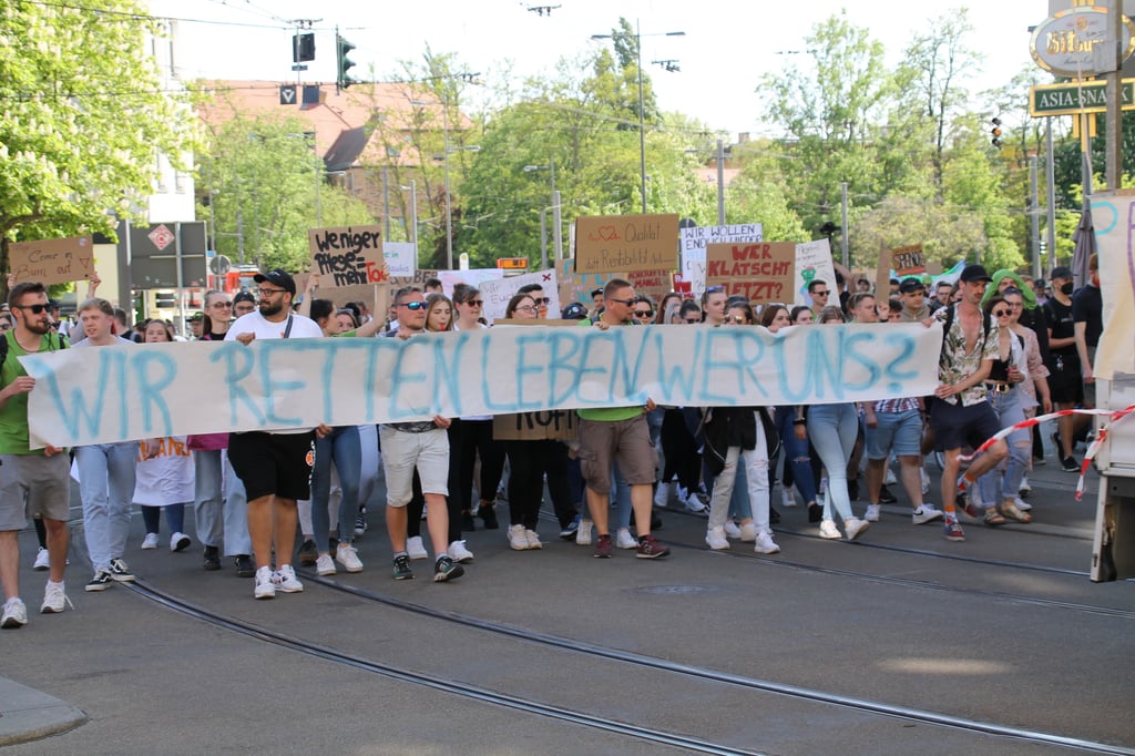Der sogenannte Walk Of Care in Halle hat mehrere Hundert Teilnehmer angezogen.