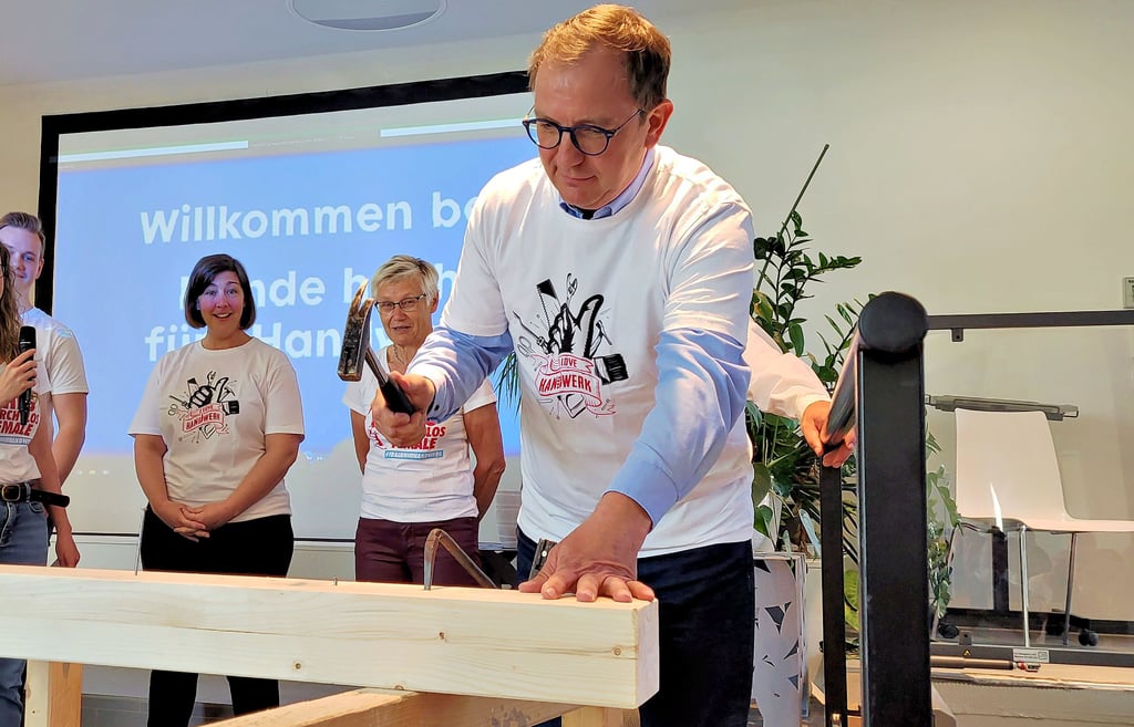 Zehn Hammerschläge brauchte Landrat Markus Bauer (SPD), um den Nagel im Holz zu versenken.