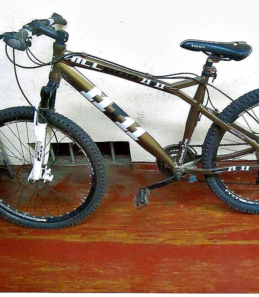 Wer kann Angaben zum Besitzer dieses Mountainbikes der Marke Hill 800 machen?
