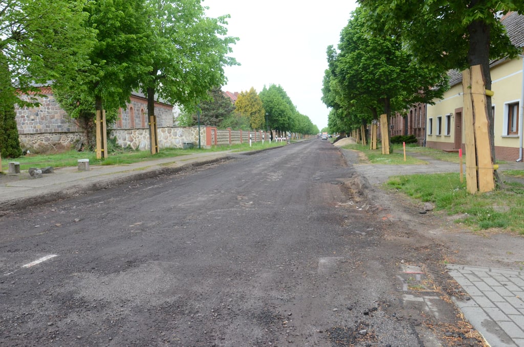 Die Fahrbahn der L21 in Neuendorf am Damm ist abgefräst. Bis Ende September soll die Straße ausgebaut werden. Zur Entwässerung sollen Drainagen, Mulden mit Rigolen, gelegt werden. Doch an mancher Stelle liegen dort, wo diese eingelassen werden sollen, bereits Versorgungsleitungen.