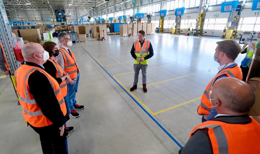 Insgesamt 6.500 Quadratmeter: Rundgang durch das neue Amazon-Sortierzentrum in Halle