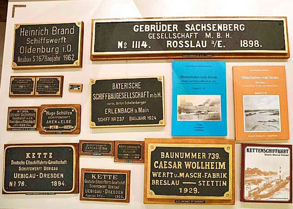 Registrierschilder geben Auskunft zu Hersteller, Baunummer und Baujahr.