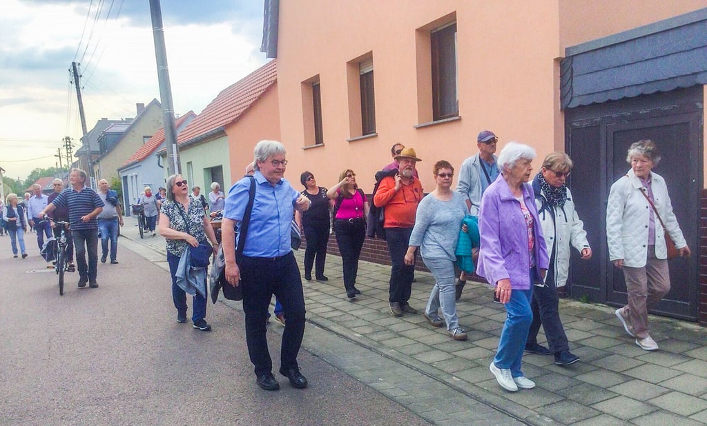Stadtarchivar Frank Kreißler führt Interessierte durch Naundorf.