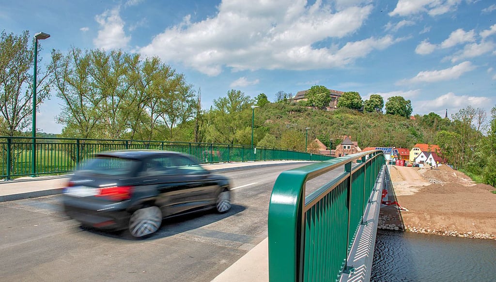 Die ersten Autos fahren über die neuen Brücken.