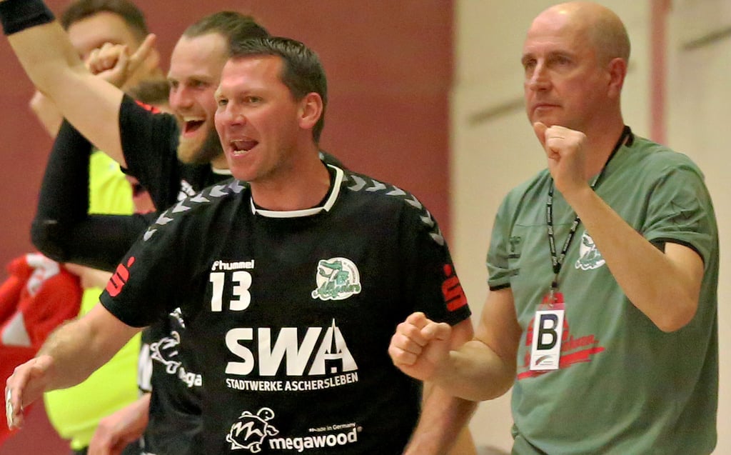 Dmitry Filippov (rechts), Martin Wartmann und die anderen Ascherslebener wollen Sonntag in Aue jubeln.
