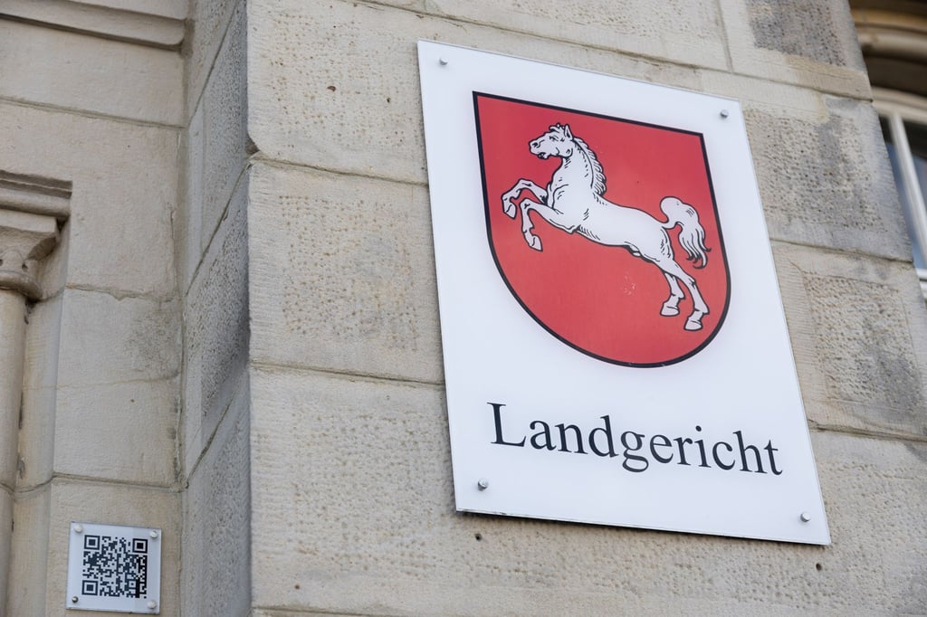 Fünf Angeklagte sind am Landgericht Osnabrück wegen banden- und gewerbsmäßigen Betrugs verurteilt worden.