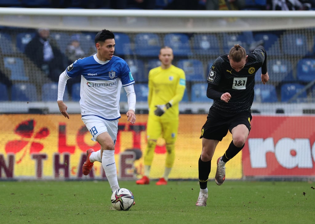 Bestreitet heute sein letztes Spiel in der 3. Liga für den 1. FC Magdeburg: Raphael Obermair (l.), hier gegen Borussia Dortmunds Bradley Thomas Fink, der die Blau-Weißen am Saisonende verlässt.
