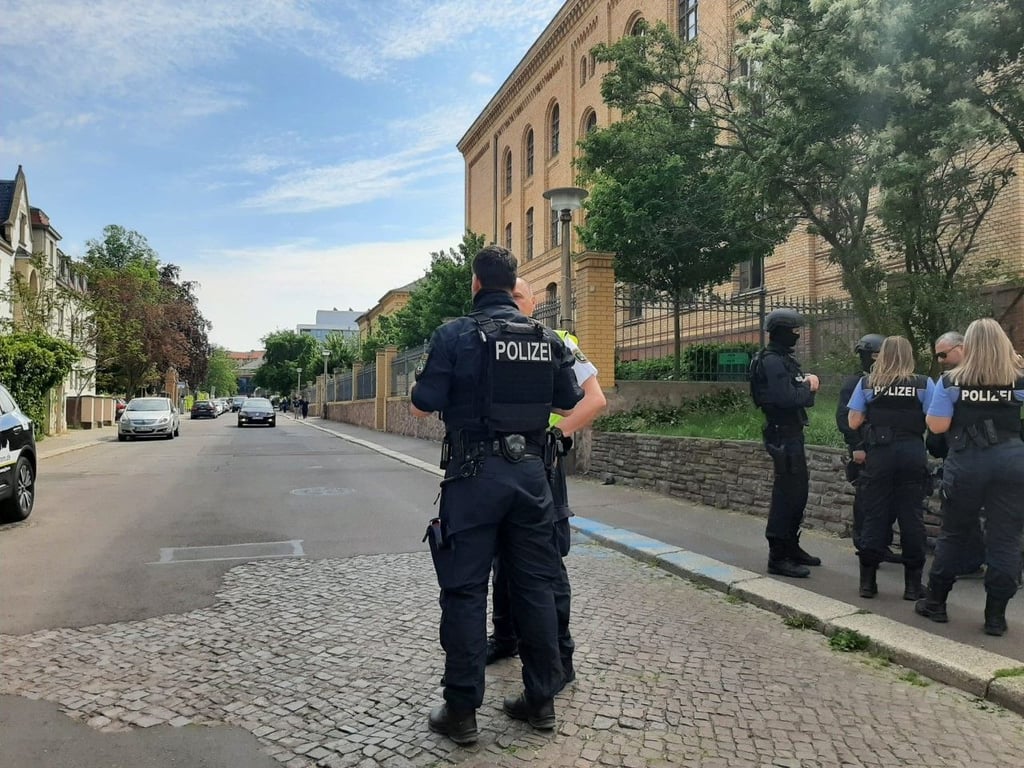 Die Polizei sichert die Schule in der Adam-Kuckhoff-Straße-