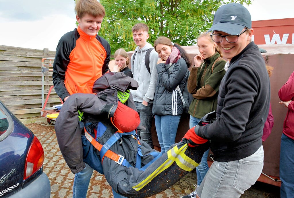 Klötzer Sekundarschüler schauten bei der Feuerwehr vorbei und durften auch eine 75 Kilo schwere Puppe tragen. Die Aufgabe übernahmen Kimi Leon Mertens (von links) und Matthis Fehse.