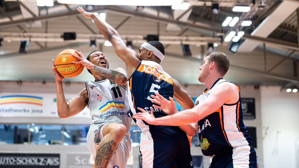 Die Rostock Seawolves (dunkle Trikots) haben gegen Jena den Aufstieg in die Basketball-Bundesliga perfekt gemacht.