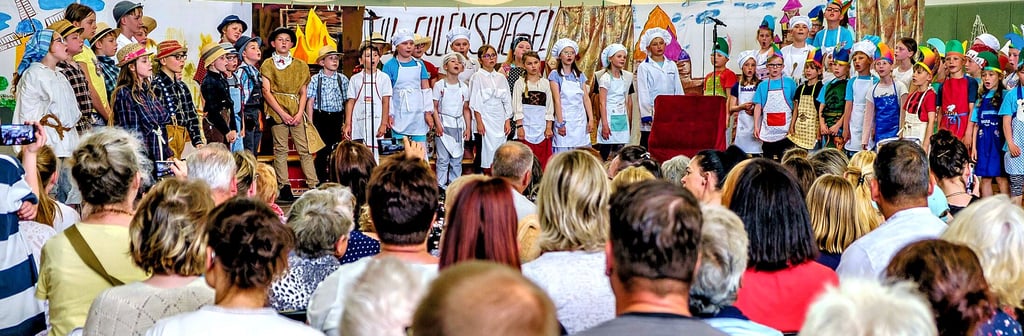 Schülerinnen und Schüler der Ein-Stein-Grundschule Klieken führen Till Eulenspiegels Streiche als Musical auf.