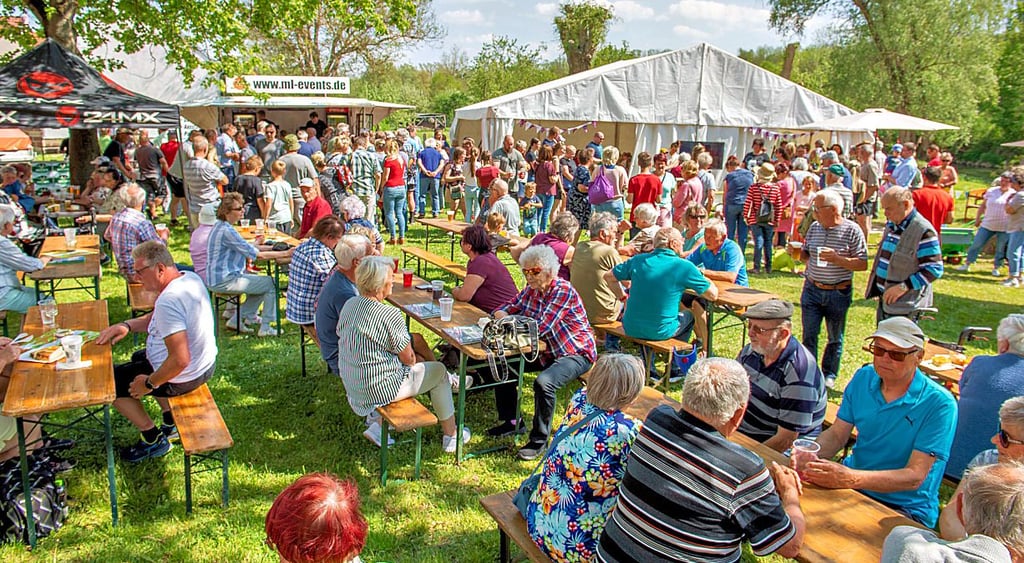Das Dorf hat zum Brücken-Fest eingeladen und feiert kräftig.