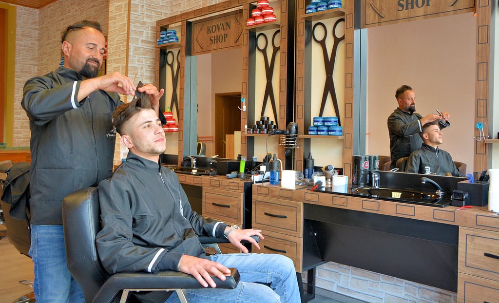 Was darf’s sein? Kovan Salam (links) mit Neffe und Mitarbeiter Alnd Salam im Barbershop Osterburg.