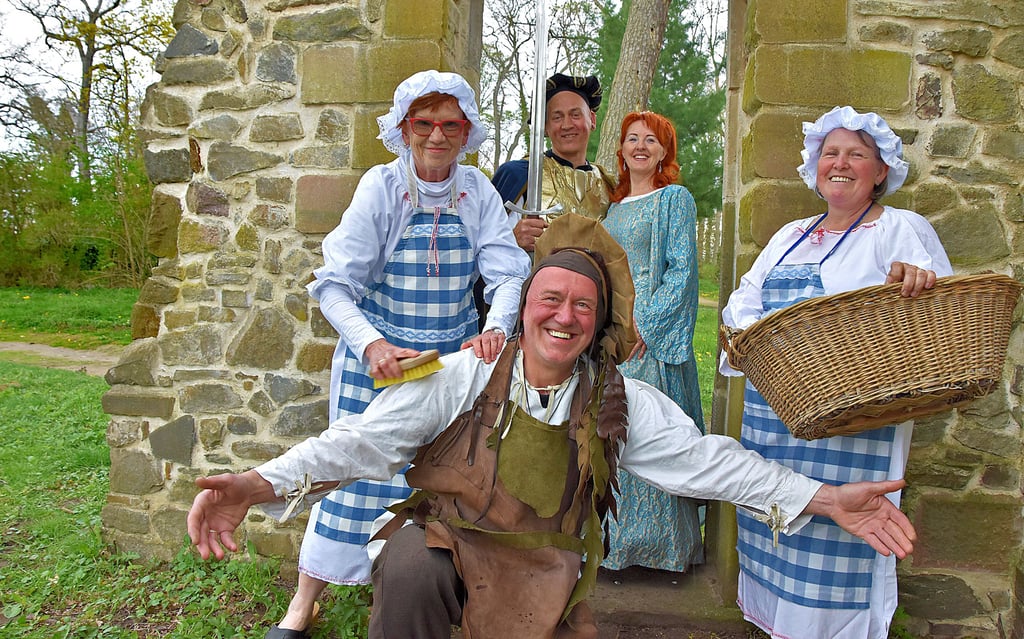 Herzogin Gertrud von Haldensleben (Kerstin Weinrich) und Roland-Darsteller (Heiko Kracht) schreiten durch das Steintor. Bereit sind sie gemeinsam mit dem Goldschmied (Hartwig Dorendorf) und den beiden Waschweibern (Monika Bednarz /Hildburg Kaufmann) für das mittelalterliche Treiben beim Gertrudium. Das historische Fest findet an der Wiege der Stadt, dem Burgwall im Landschaftspark Althaldensleben-Hundisburg, statt. Hier residierte seinerzeit Herzogin Gertrud, Namensgeberin für das Fest.