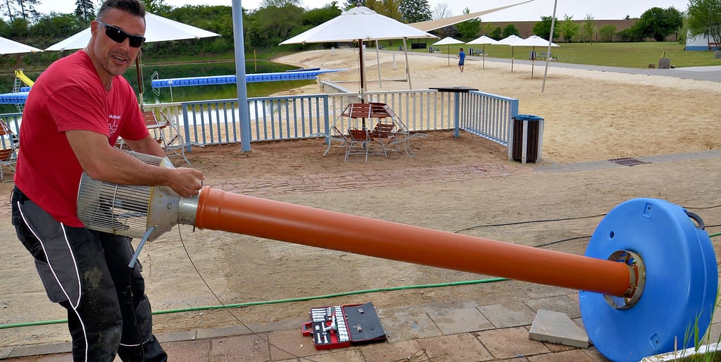 Der neue Steg ist im Wasser, am Strand des Solbads Staßfurt stehen neue Sonnenschirme und ein Sonnensegel ist gespannt. Schwimmmeister Frank Plantikow und seine Kollegen, aber auch Imbissbetreiberin Birgit Seibt erwarten die Badegäste ab Sonnabend, 14. Mai. Hier macht der Meister noch eine der Umwälzpumpen zum Einlagern sommerfest. Die Aggregate liefen seit Oktober, um die Wasserqualität weiter zu verbessern.