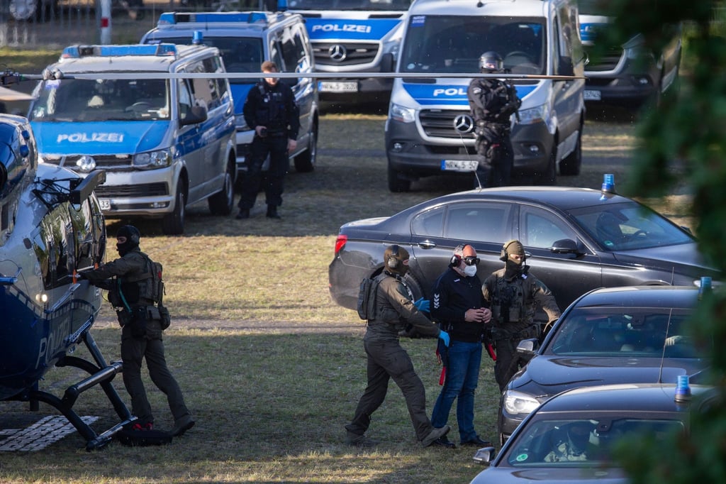 Der Angeklagte Thomas Drach (2.v.r) kommt mit dem Hubschrauber auf dem Gelände des Justizzentrums Köln an. Er wurde unter höchsten Sicherheitsvorkehrungen aus der JVA Ossendorf zu seiner Verhandlung im Kölner Landgericht geflogen.