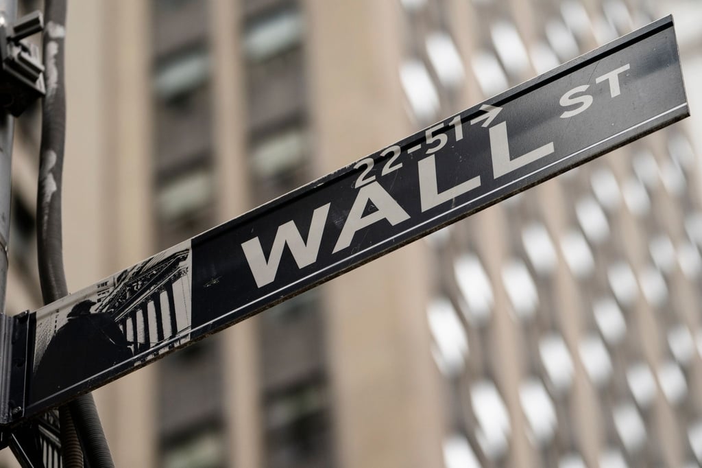 Blick auf das Straßenschild der New Yorker Wall Street.