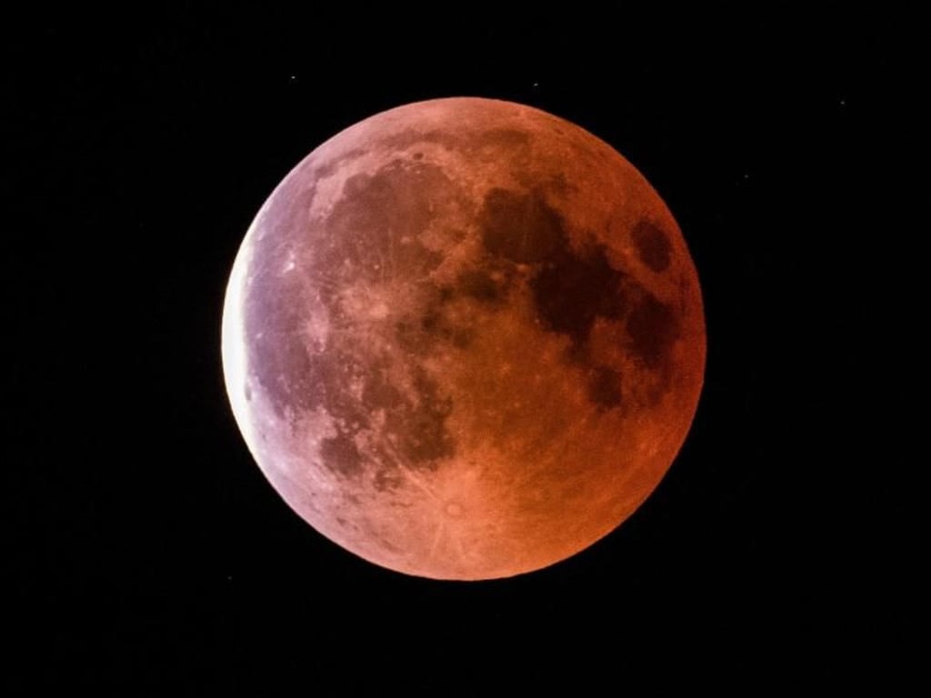 In der Nacht zum Montag gibt es einen "Blutmond" über Sachsen-Anhalt: Der teilweise vom Erdschatten verdunkelte Vollmond leuchtet während einer Mondfinsternis rot bis orange.