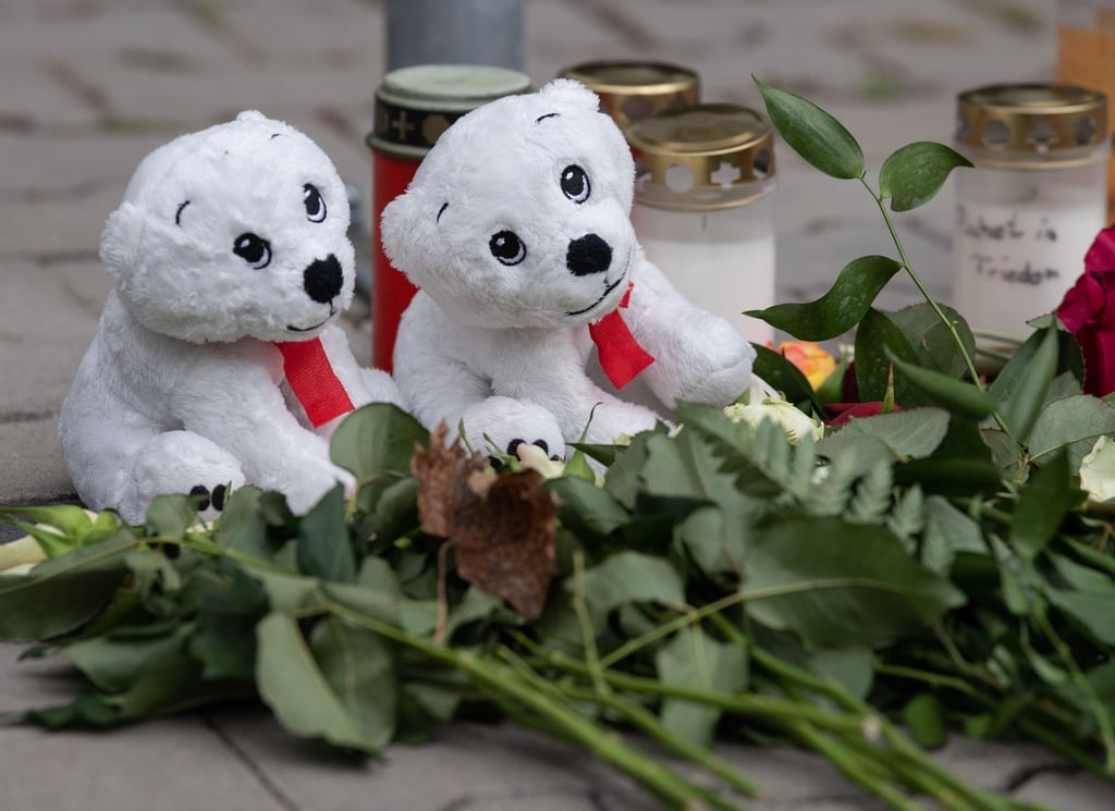 Kerzen, Plüschtiere und Blumen erinnern in Hanau an die toten Geschwister.