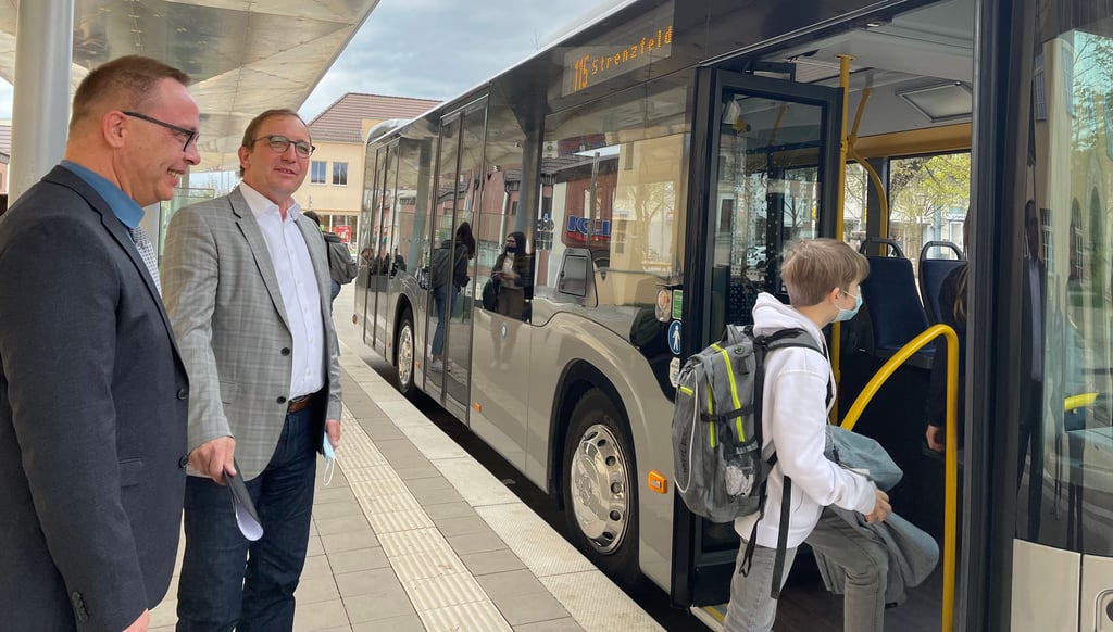 Landrat Markus Bauer und der neue KVG-Geschäftsführer Gerd Hasskerl (l.) an der Bushaltestelle in Bernburg.