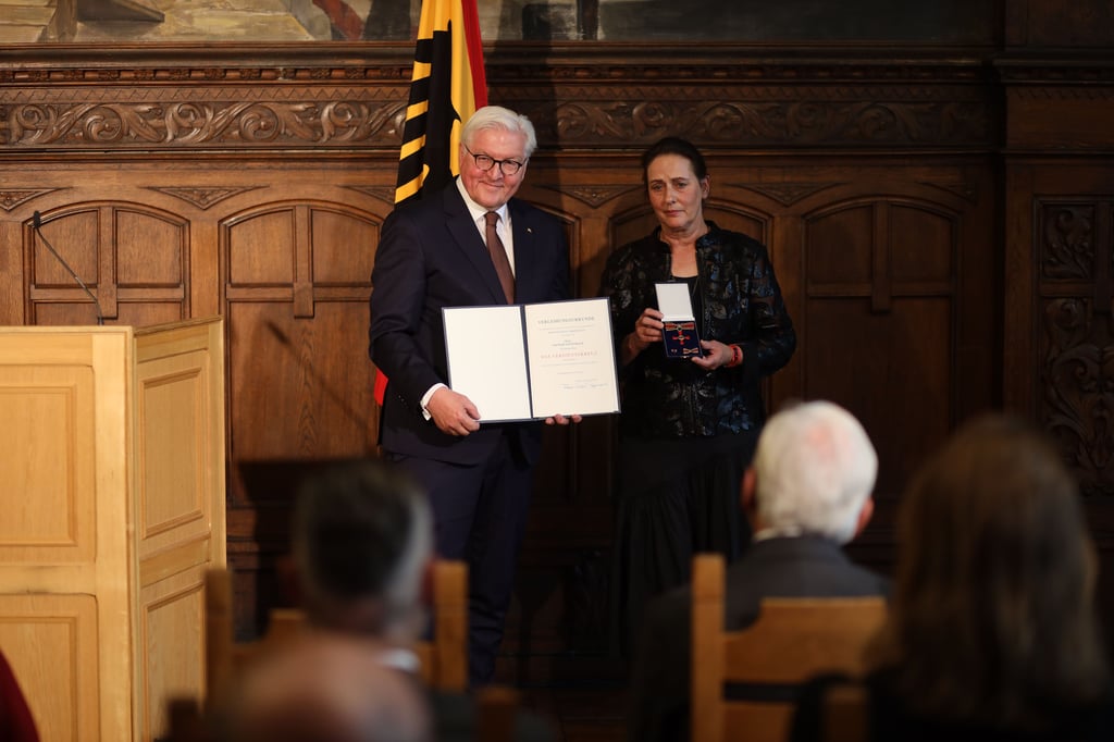 Bundespräsident Frank-Walter Steinmeier überreicht Dagmar Sonnenkalb das Verdienstkreuz am Bande.