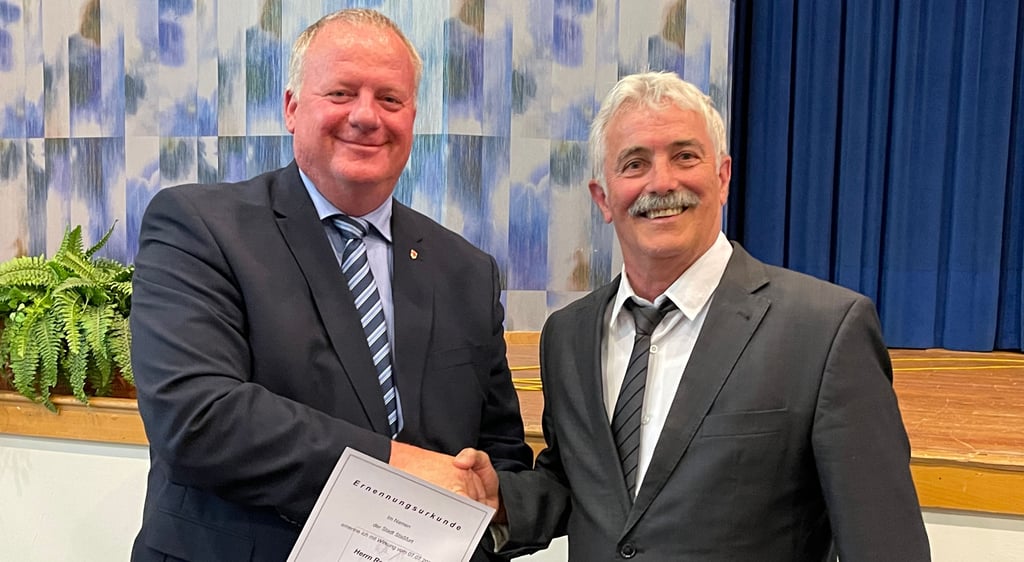 René Zok, links, wird von Peter Rotter, Stadtratsvorsitzender Staßfurt, als neuer Bürgermeister vereidigt